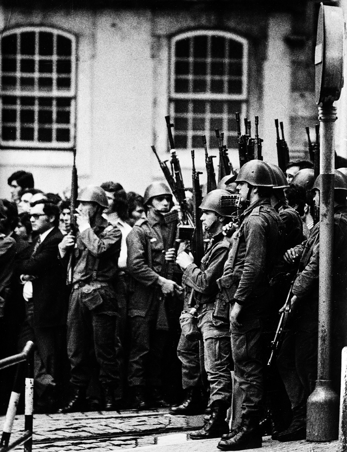 25Abril, Armas ao alto Largo do Carmo